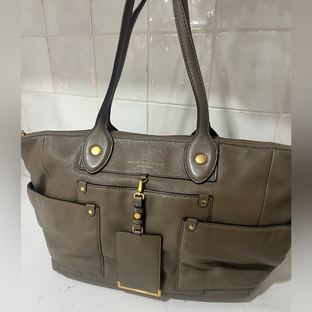 Classic Marc by Marc Jacobs Brown Leather Purse – Pre-Loved Elegance